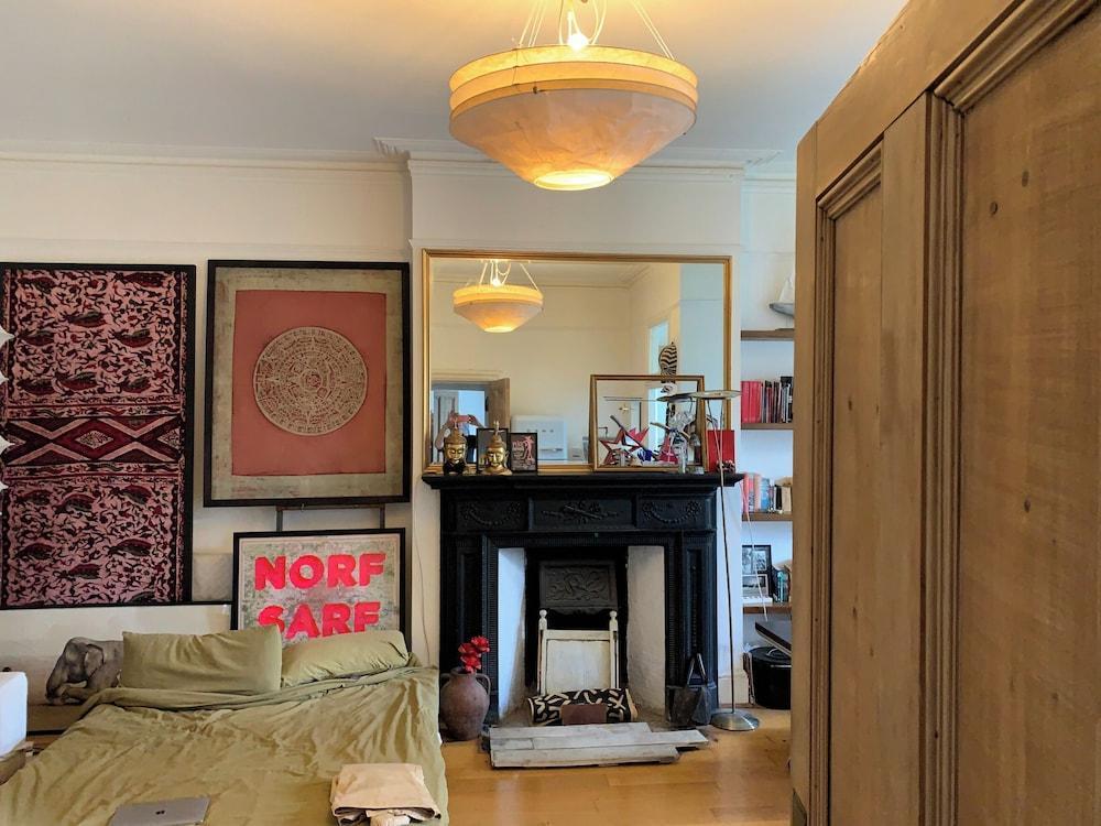 London Apt - Sleeps 5 - Great Transport Links - Tap to explore photos