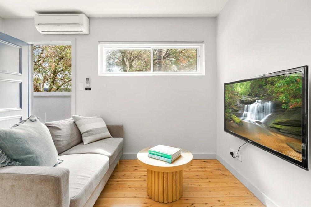 Modern 1-bed Pad Minutes Away From Beach - Tap to explore photos