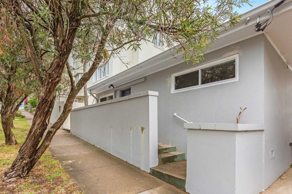 Modern 1-bed Pad Minutes Away From Beach