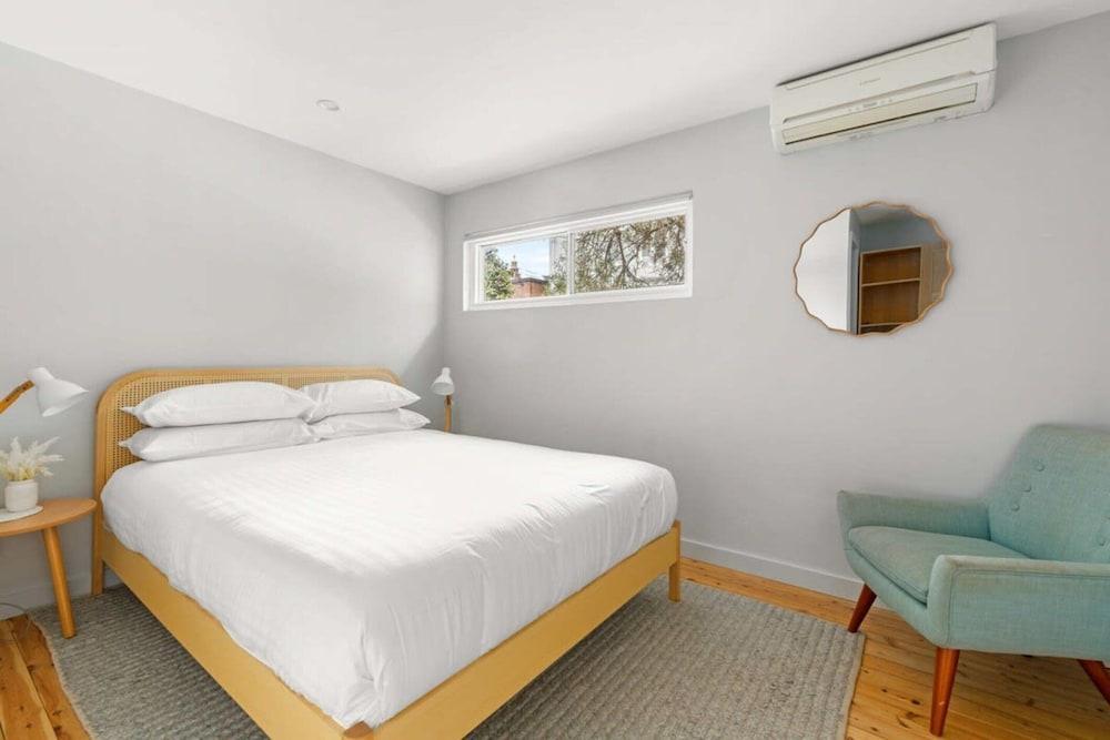 Modern 1-bed Pad Minutes Away From Beach - Tap to explore photos