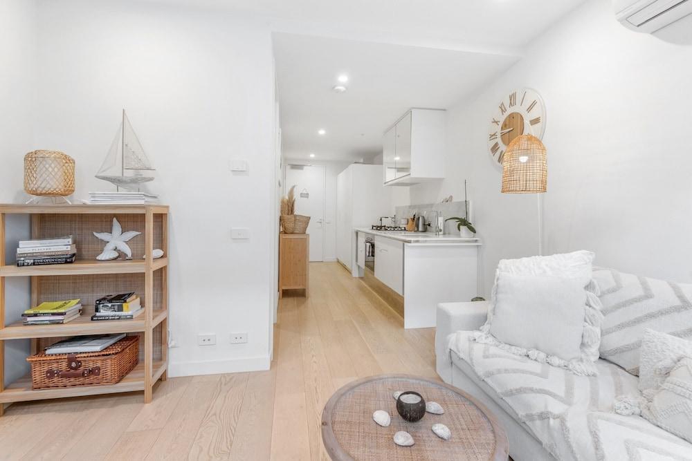 Brighton 1-bed Apartment With Balcony & Parking - Tap to explore photos