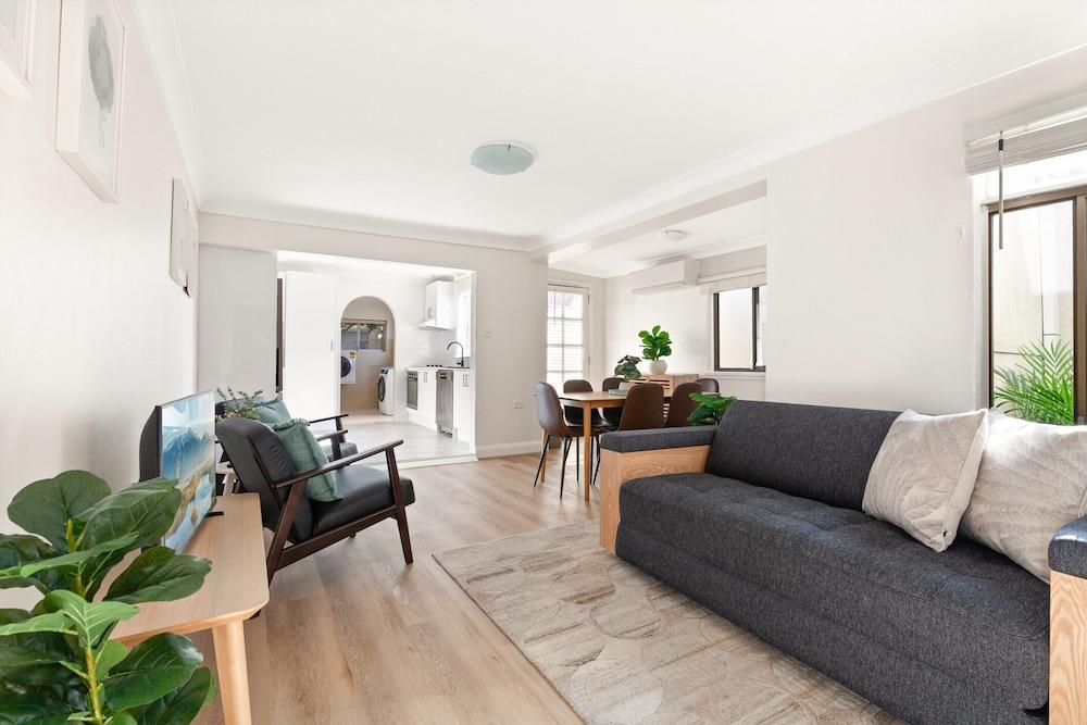 Stylish 2-bed House in Leichhardt - Tap to explore photos