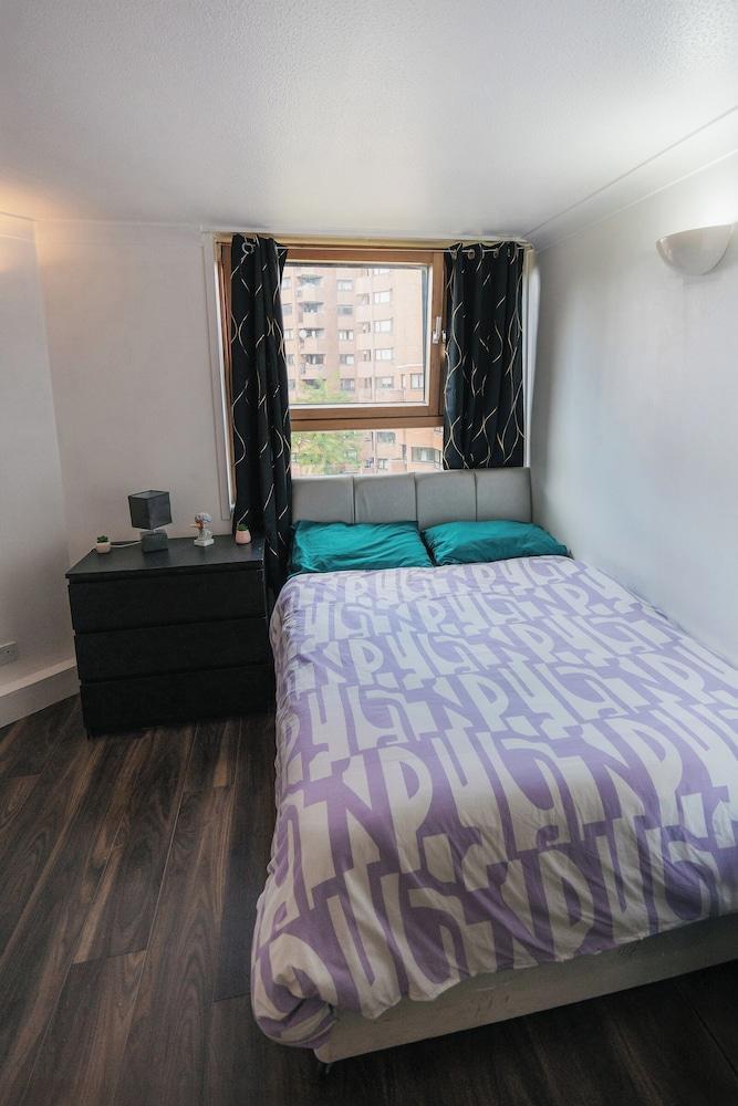 London Luxury Flat - Upper Whistler Walk - Tap to explore photos