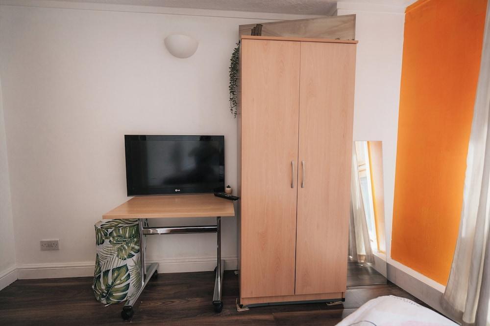 London Luxury Flat - Upper Whistler Walk - Tap to explore photos