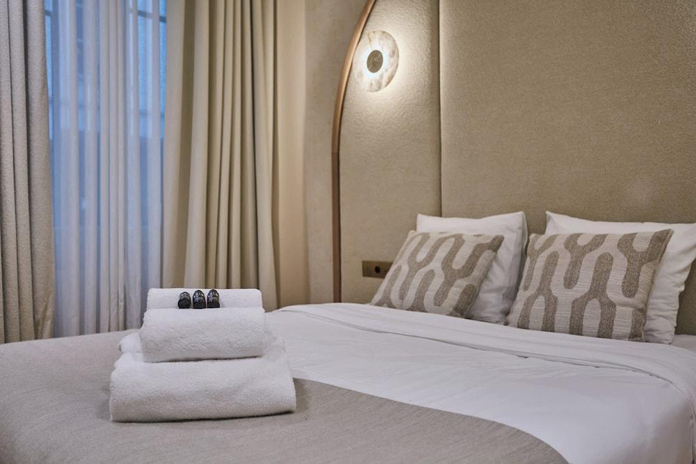 New/suite Air-conditioned Opera/louvre/ 2 Bedrooms - Tap to explore photos