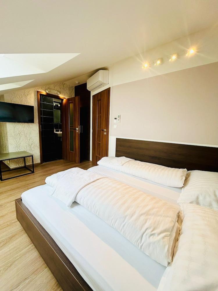 Villa many rooms with Free Parking Room Type - Classic Quadruple Room