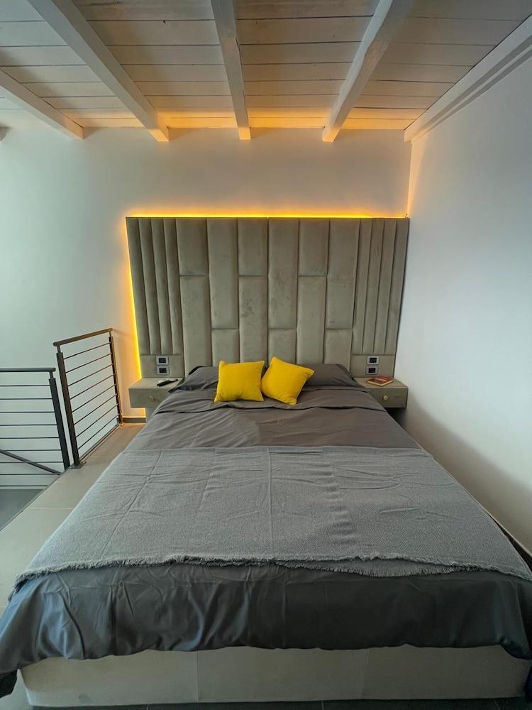 Exclusive 2-Bed Villa 5 min to Colosseum - Tap to explore photos