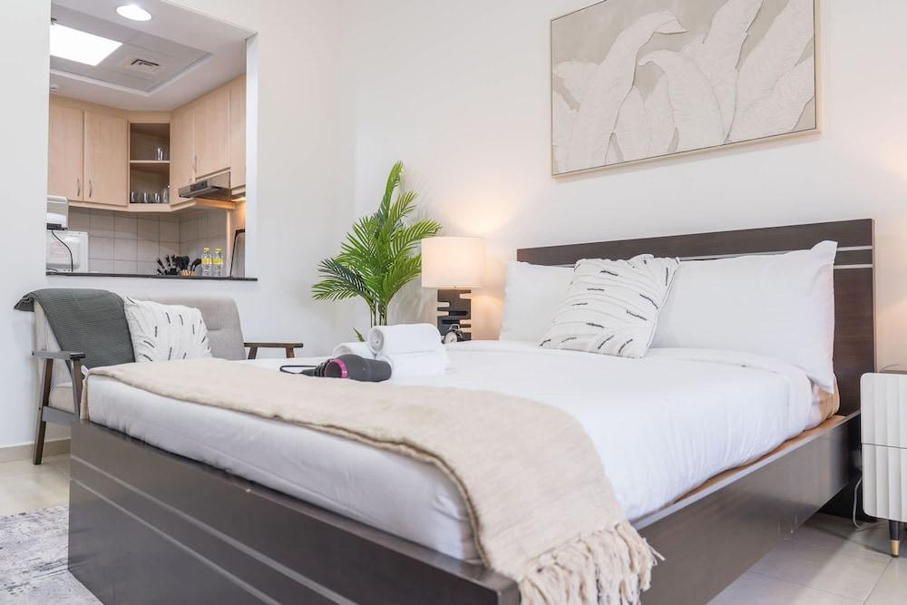 A Gorgeous Studio in Zen 20 That Sleeps 2 - Tap to explore photos