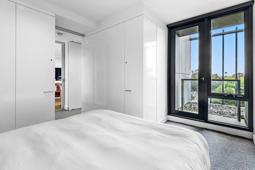 Pristine 1-bed Apartment Near Local Cafes - Tap to explore photos