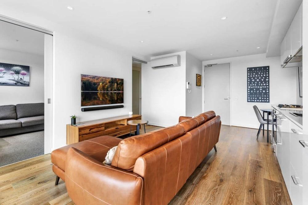 Pristine 1-bed Apartment Near Local Cafes - Tap to explore photos