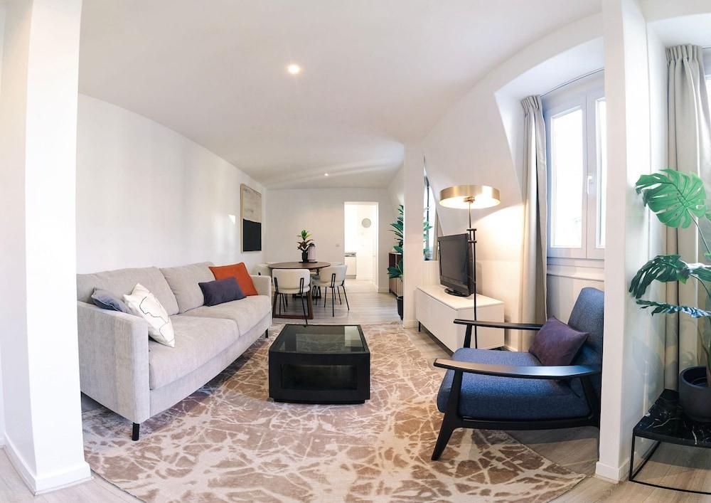 Copernic Right Luminous 2BR Apartment in Paris - Tap to explore photos
