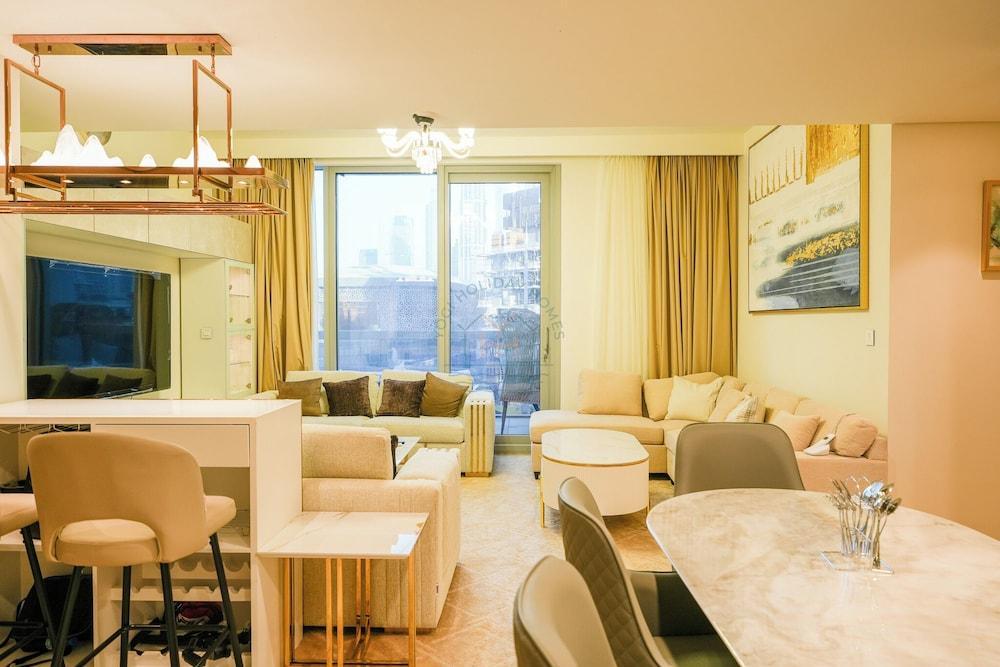 Forte Luxe - Stylish 2BR Downtown Escape - Tap to explore photos