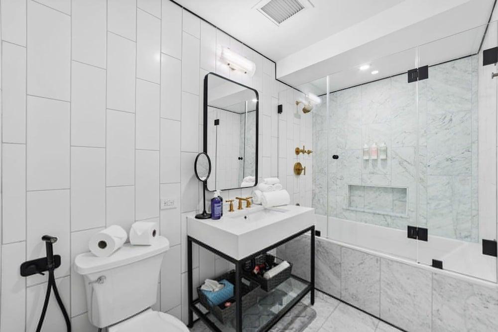 Clinton by Rovetravel 3BR Duplex w Backyard - Tap to explore photos