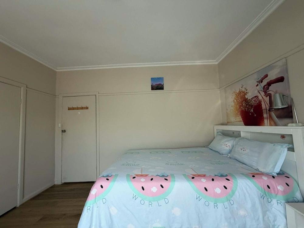 Charming 3 Bedroom Home Longer Stay Discount - Tap to explore photos