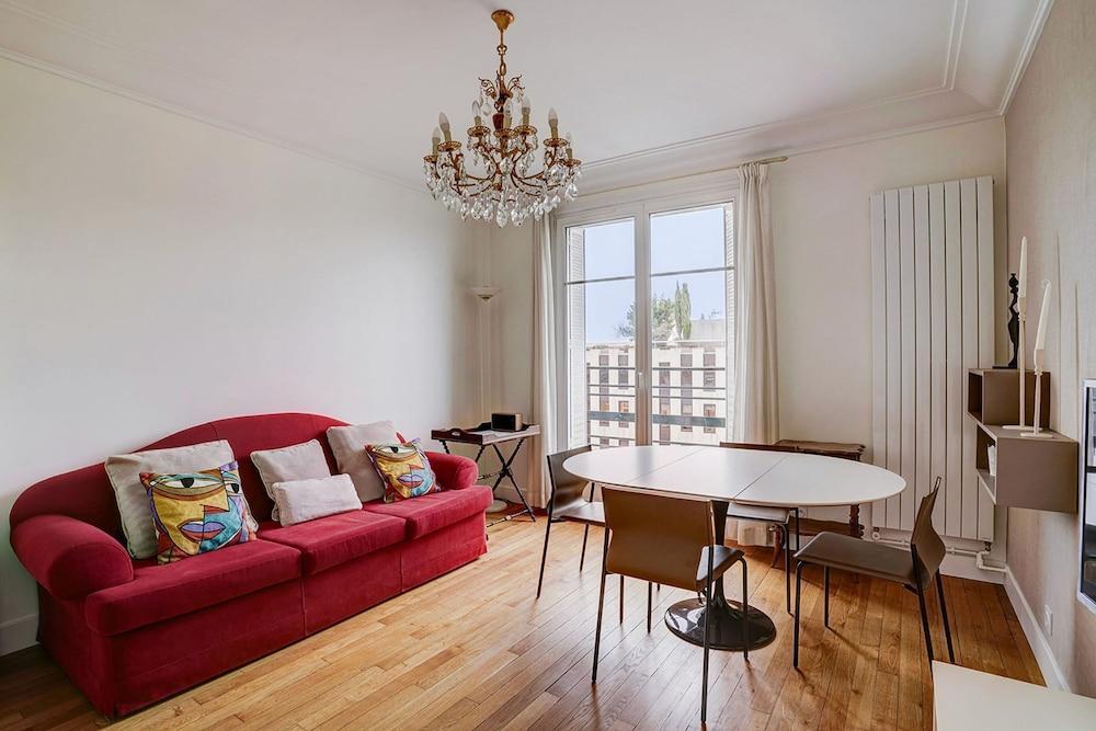 Bright Etoile Bright 2 bed Close to Eiffel Tower Arc the Triomphe et Champs Elysees - Tap to explore photos