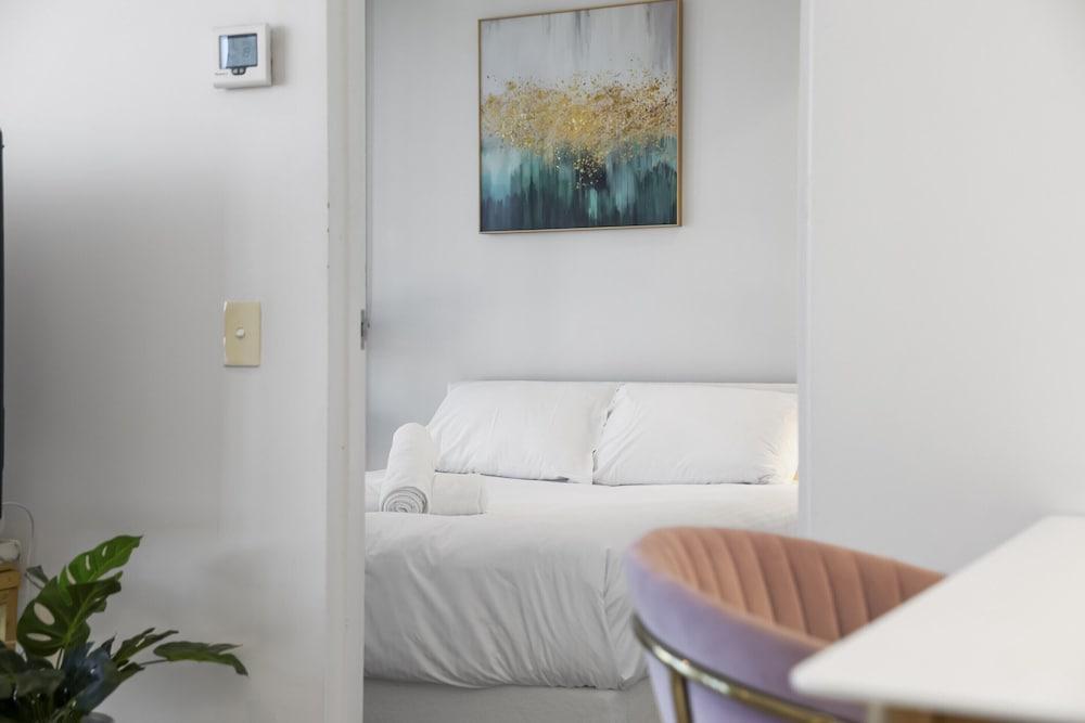 Bright South Yarra 1 Bed Flat Near Cafes & Shops - Tap to explore photos