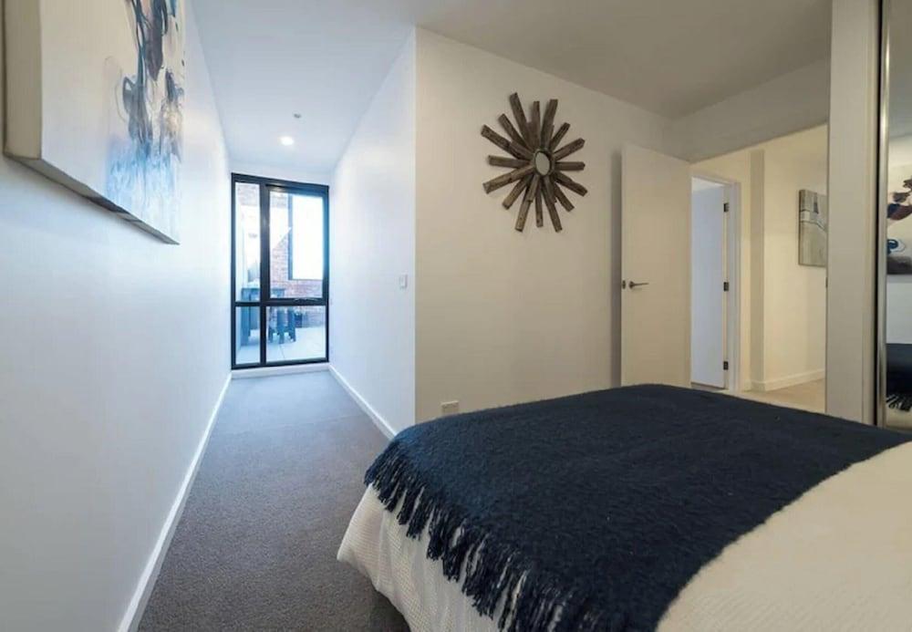 Unwind Bond Quarter Apartment 106 - Tap to explore photos