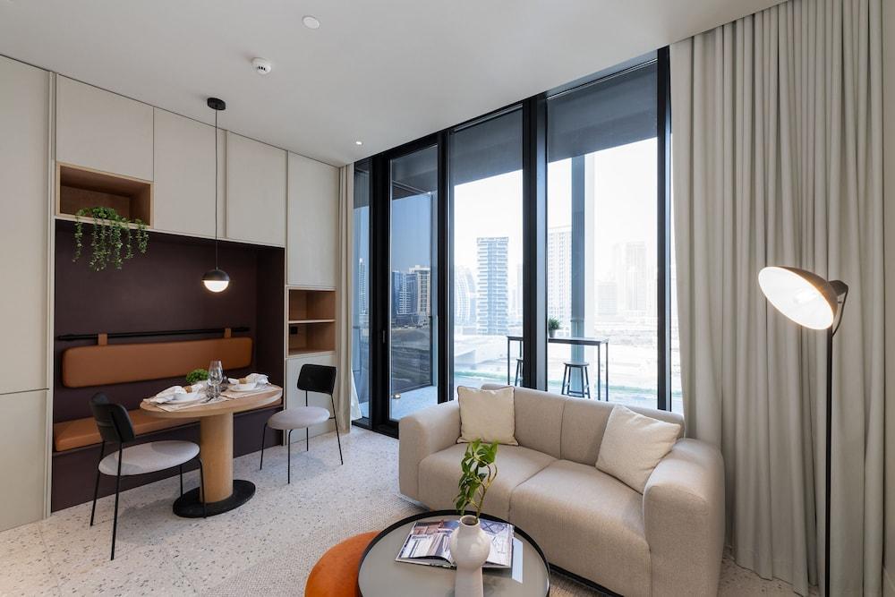 Cozy Studio w Burj View Balcony Business Bay - Tap to explore photos