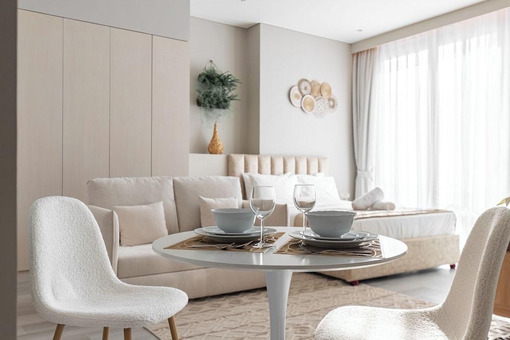 SIMPLY COMFORT  Bright Apartments Steps from Marina Walk Room Type - Exclusive Studio, 1 Queen Bed