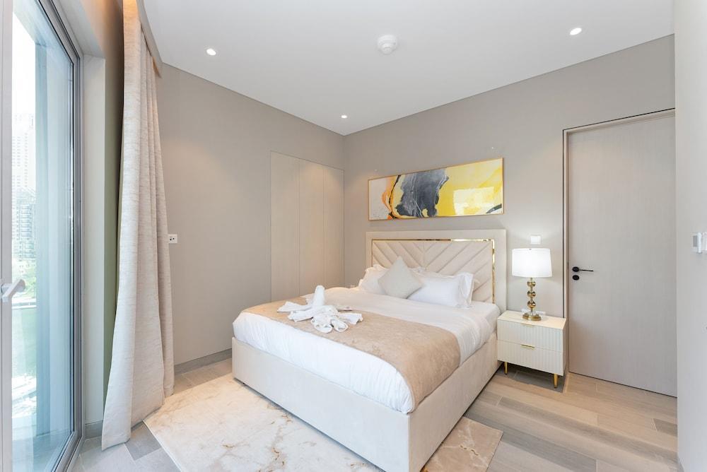 SIMPLY COMFORT  Bright Apartments Steps from Marina Walk Room Type - Design Apartment, 1 Bedroom, Partial Lake View