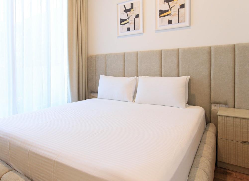 Modern 1BR Living in Oakley Square - Tap to explore photos