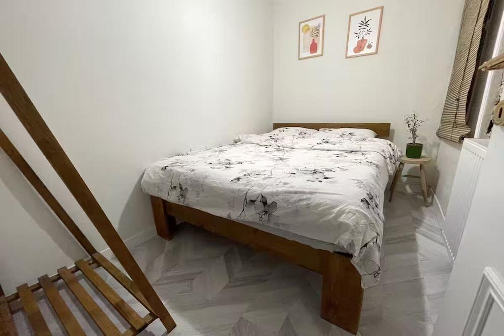 2BR/2Bath with Garden - Between Şişli & Taksim - Tap to explore photos