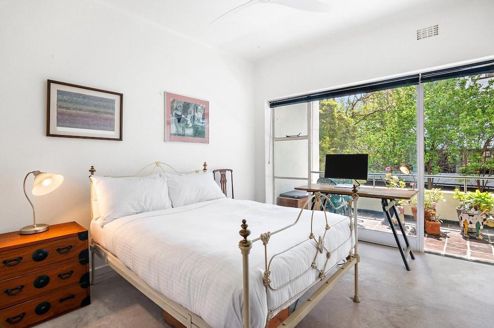Sunny 1-bed With Parking Near Arts Precinct - Tap to explore photos