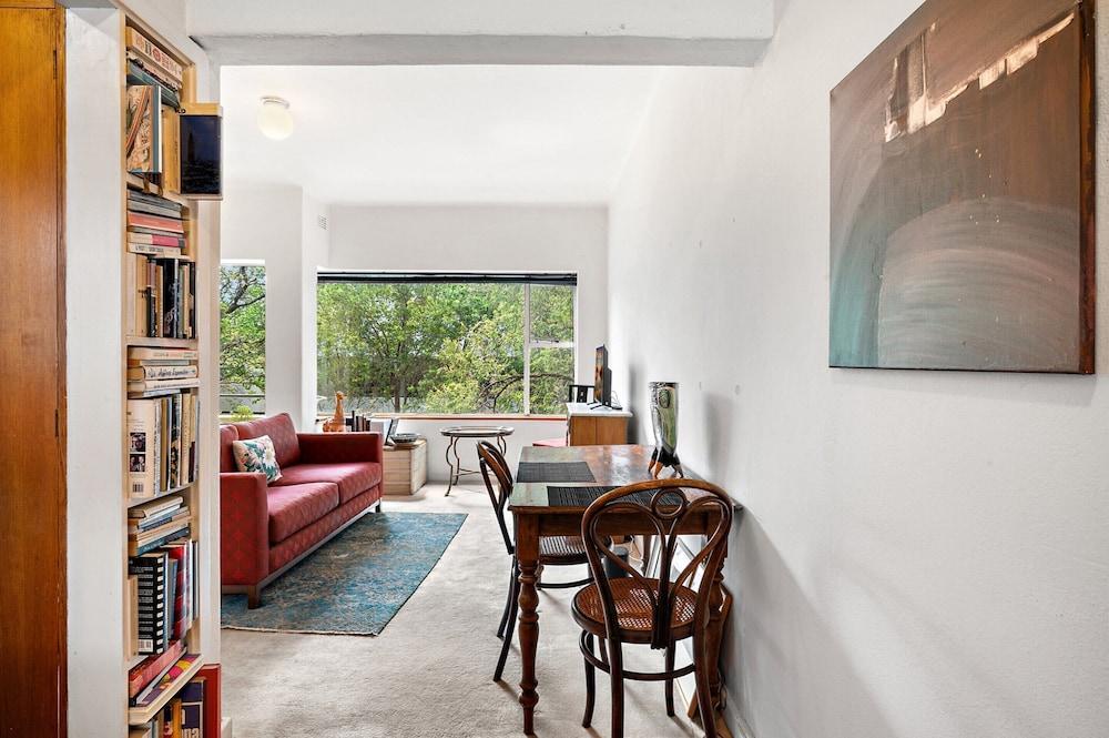 Sunny 1-bed With Parking Near Arts Precinct - Tap to explore photos