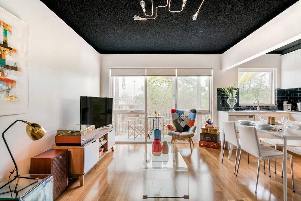 Renovated Retro Apartment Near Harbour Front Walks - Tap to explore photos