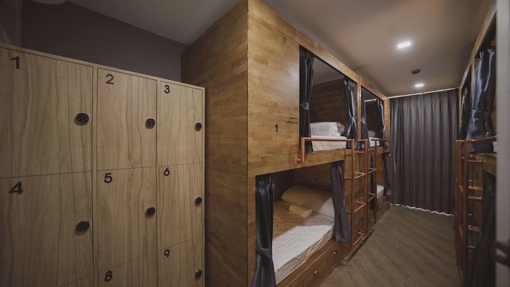 Poshtel 56 Room Type - 6 Beds Mixed Dormitory Room