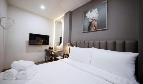 Poshtel 56 Room Type - Queen Room with Shared Bathroom