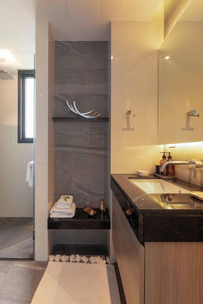 2 Bed Room Sea View High Floor Luxury Accomodation - Tap to explore photos