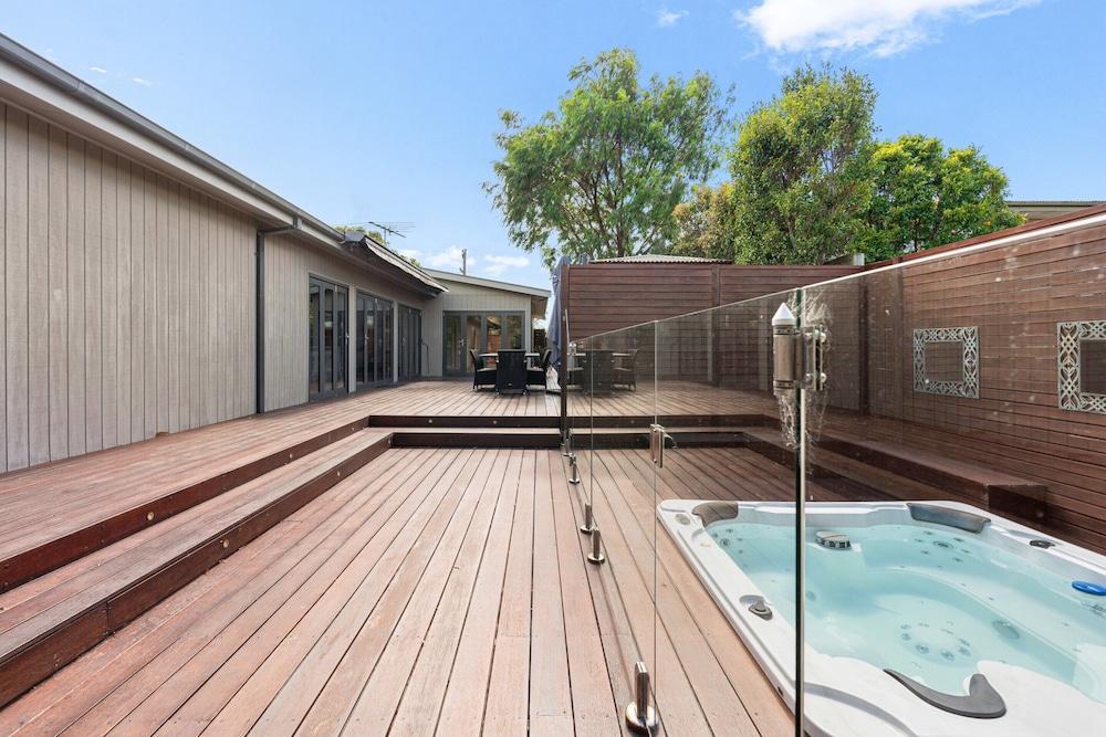 Luxurious 3-bed Home With Outdoor Spa - Tap to explore photos
