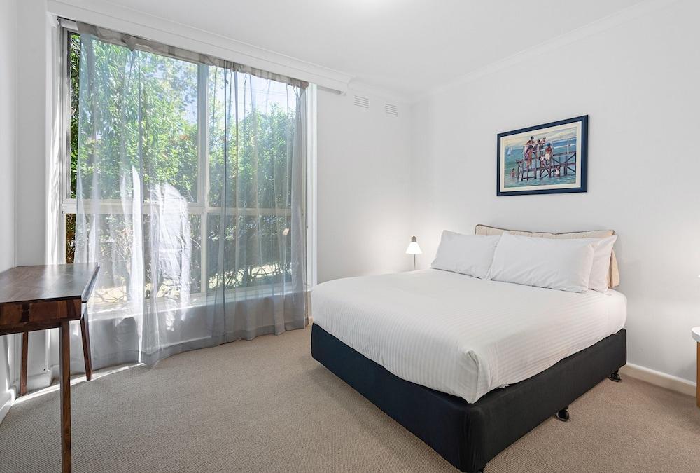 Charming Inner-city Stay- Space, Style & Location - Tap to explore photos