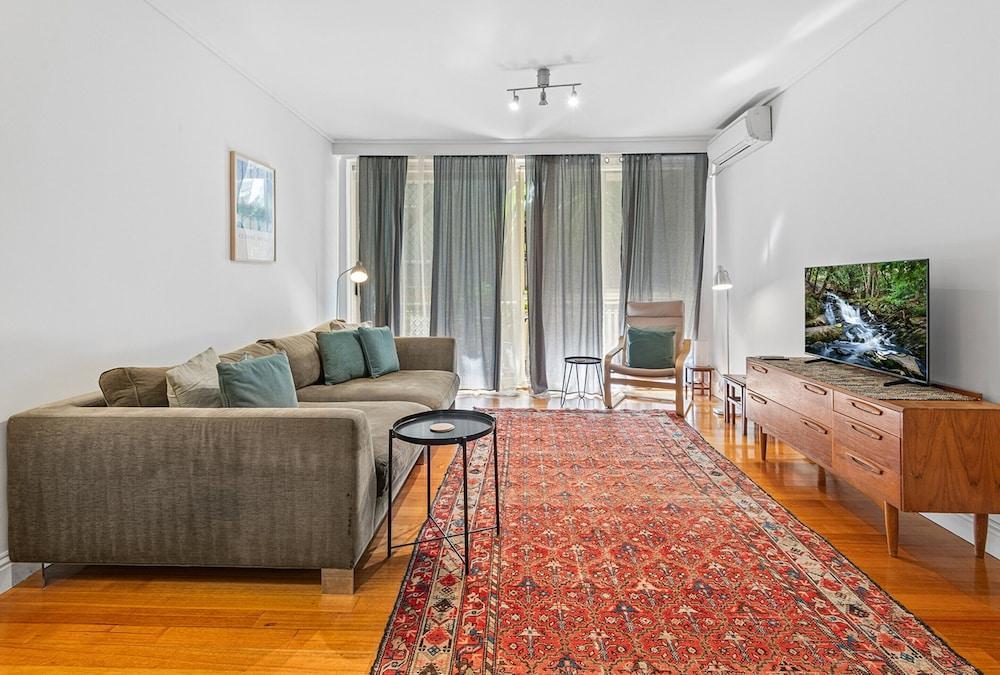 Charming Inner-city Stay- Space, Style & Location - Tap to explore photos