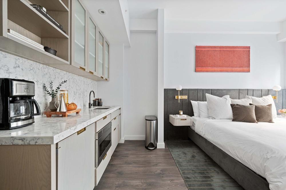 17john: Classic King Studio Apartment - Tap to explore photos