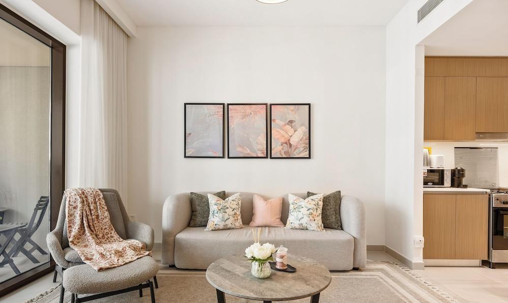 WYZ RENT|Beachside 2BR W Pool Gym Lagoon Access - Tap to explore photos