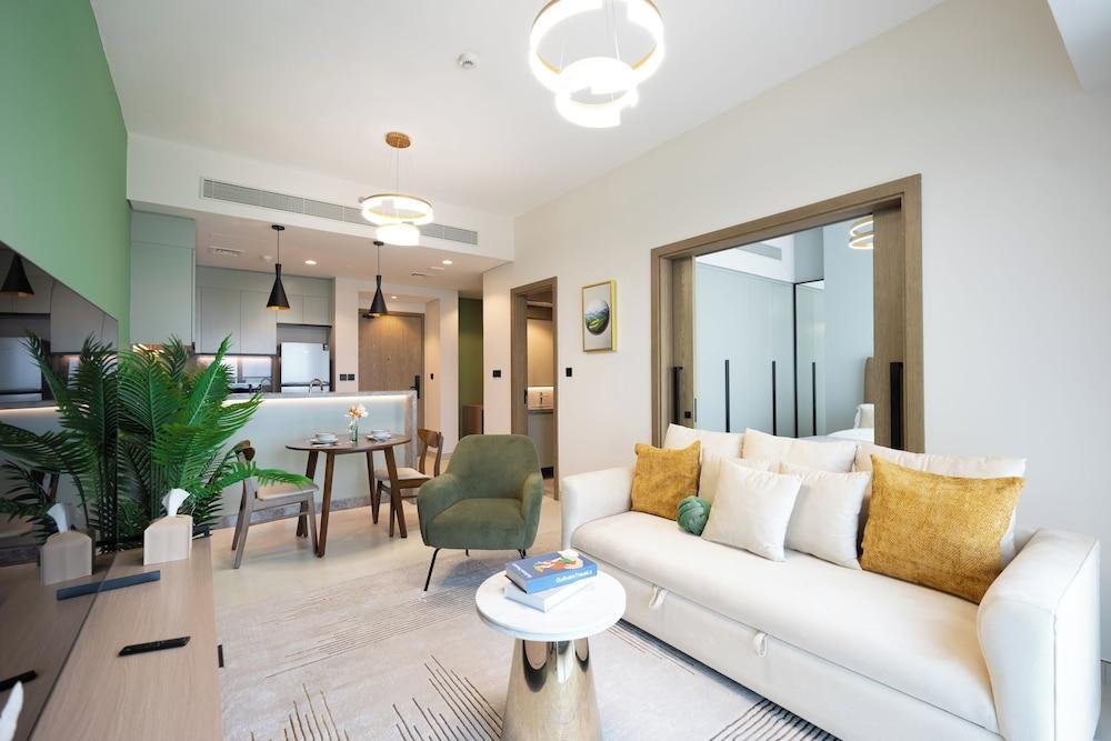 KeyRock Living - Premium Apt with Pool - Tap to explore photos