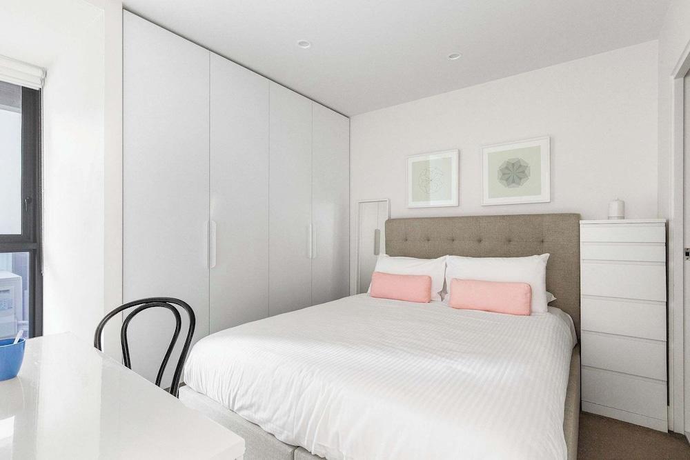 City View 2br, Free Parking, Bright & Central Apt - Tap to explore photos