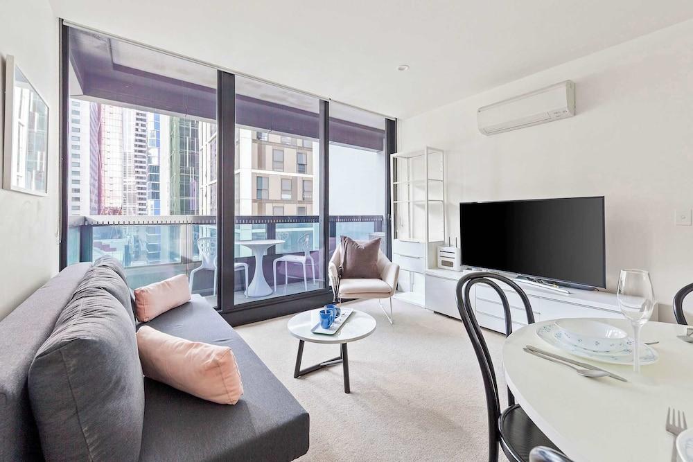 City View 2br, Free Parking, Bright & Central Apt - Tap to explore photos