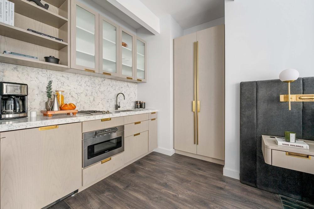 17john: Classic Queen Studio Apartment - Tap to explore photos