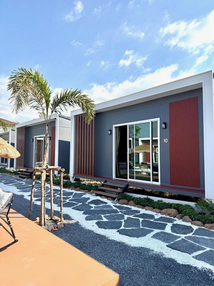 D Glamor Resort