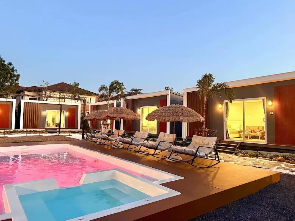 D Glamor Resort - Tap to explore photos