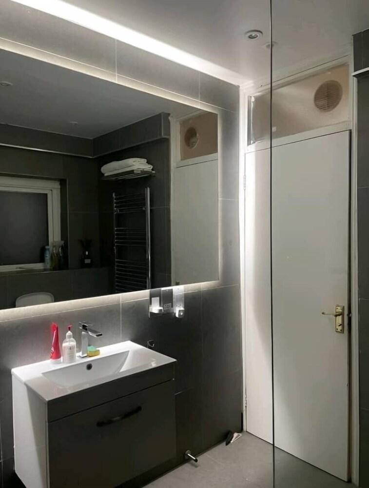 SUPERB SNUG studio sleeps 2 south london - Tap to explore photos