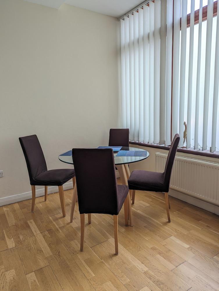 Islington: cosy, comfy flat for 7 pp. 2 beds, sofa bed 2 baths and back garden