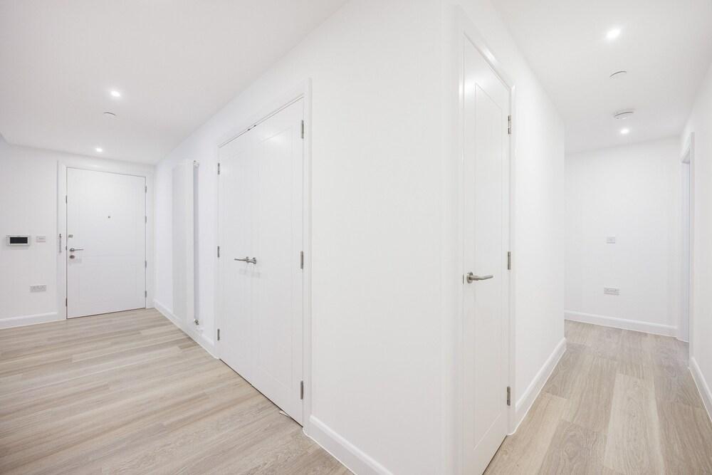 Spacious Luxurious Excel/royal Docks/canarywharf/ Spacious APT E16