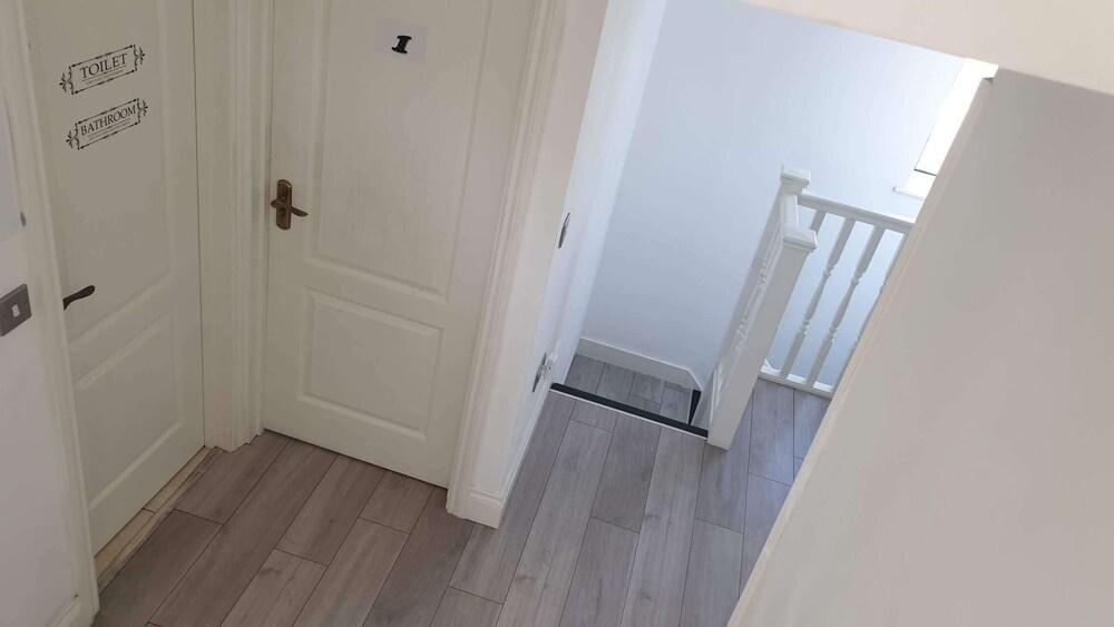 Double room for rent. Spacious room with a double bed. - Tap to explore photos