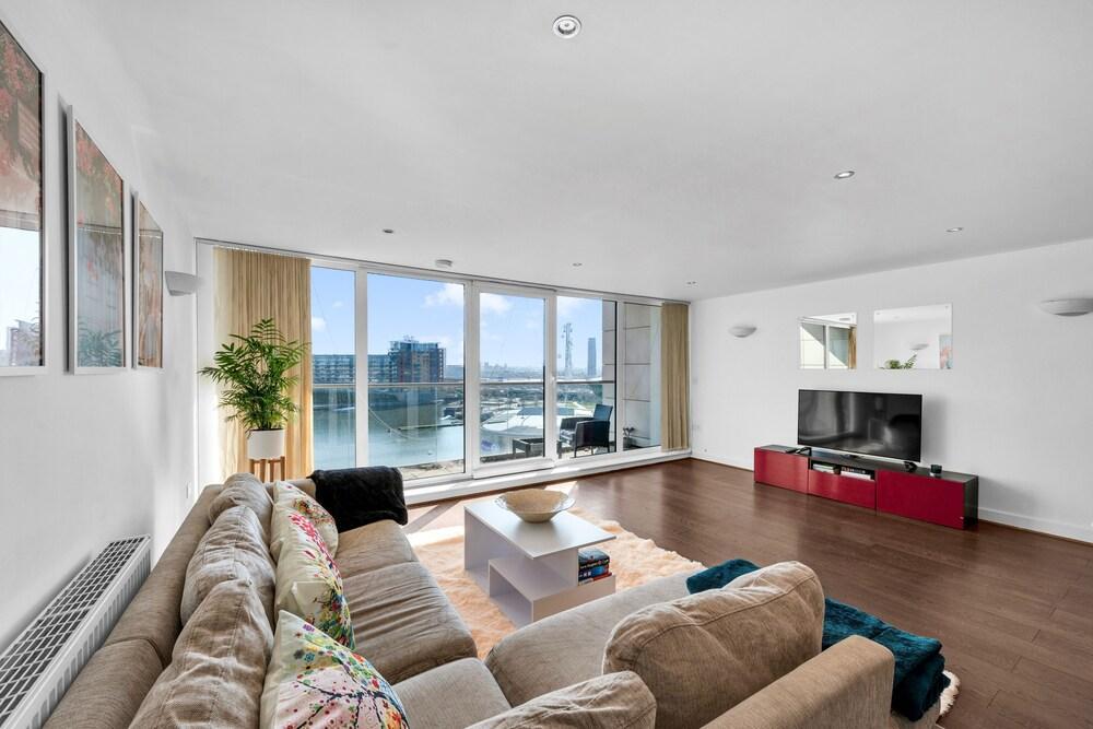 River View 2 Bed with parking 5 mins walk to Excel - Tap to explore photos
