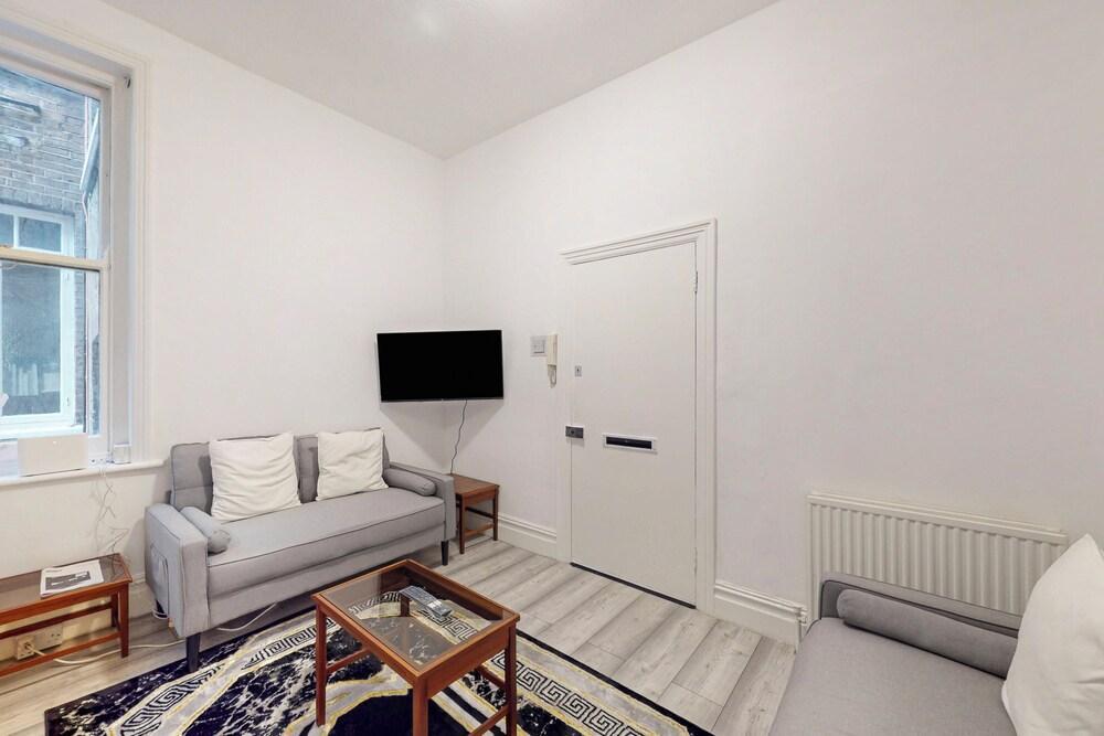 Modern 2 Bed APT-7 Minutes From The Thames River - Tap to explore photos