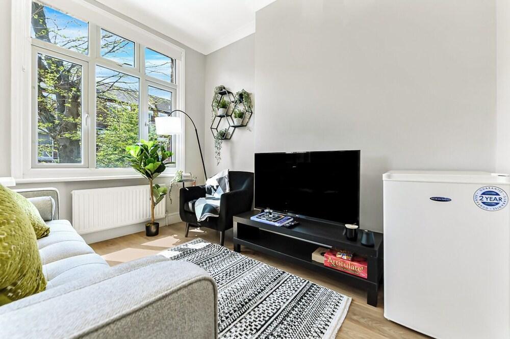 Energizing Getaway: Newly Renovated 2 BR Flat